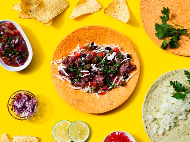 전통적인 멕시코 음식으로 평평한 구색