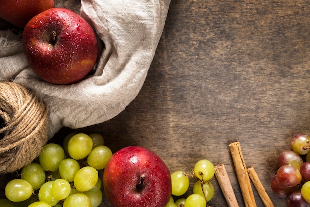 Free photo flat lay of autumn grapes and apples with string