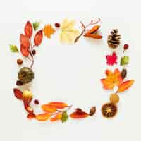 Free photo flat lay autumn leaves frame with copy space