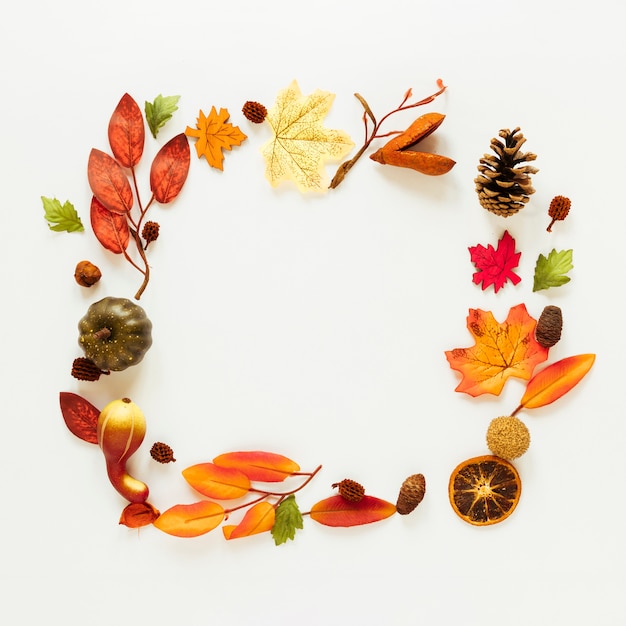 Flat lay autumn leaves frame with copy space