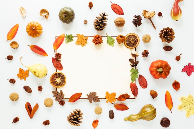 Free photo flat lay autumn leaves with copy space