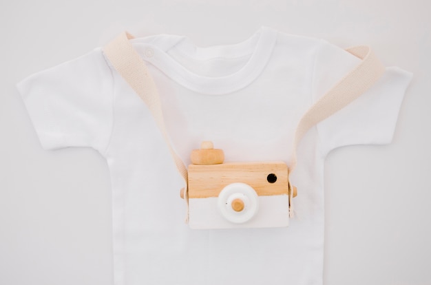 Free photo flat lay baby t-shirt with photo camera