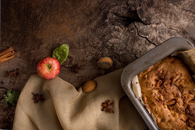 Pane cotto piatto con frutta