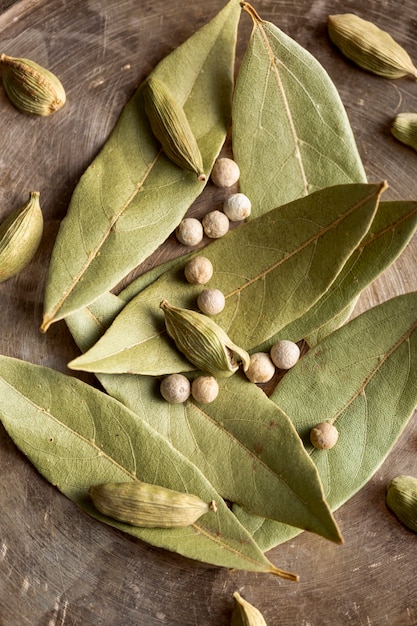 Free photo flat lay of bay leaves and peppers