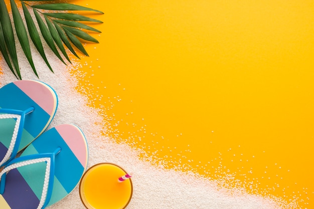 Free photo flat lay beach concept with copy space