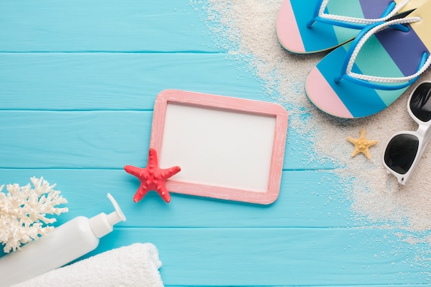 Free photo flat lay beach concept with picture frame