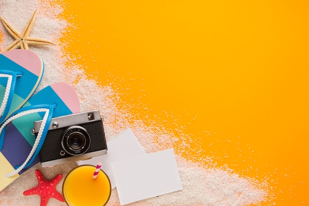 Foto gratuita concetto di spiaggia piatta laici con cartoline