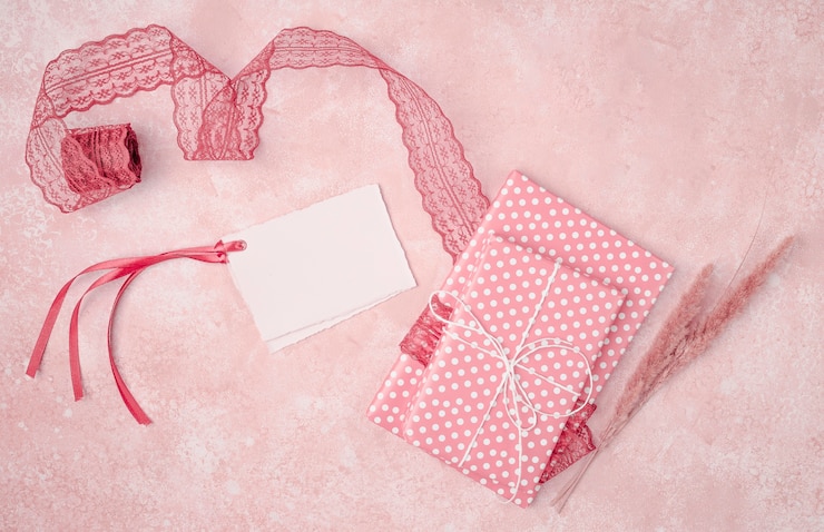無料Photo フラットは、結婚式の招待状のモックアップで美しい装飾を置く