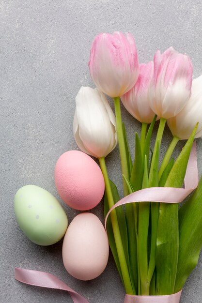 아름다운 튤립과 다채로운 부활절 달걀의 평면 배치