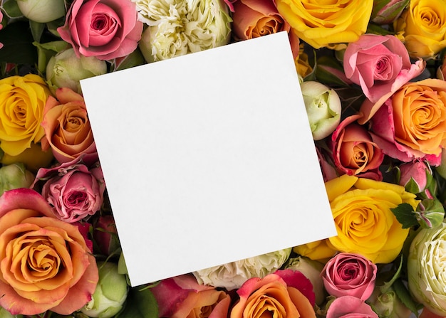 Free photo flat lay of beautifully bloomed flowers with blank card