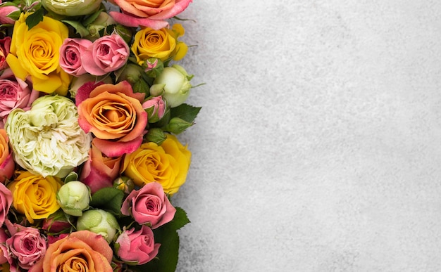 Free photo flat lay of beautifully bloomed flowers with copy space