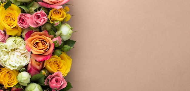 Free photo flat lay of beautifully bloomed flowers with copy space