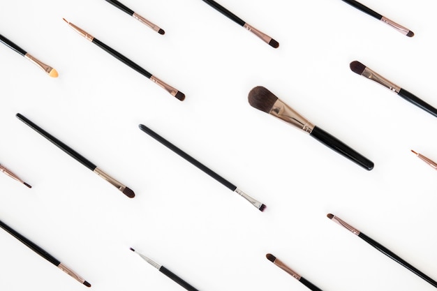 Free photo flat lay beauty cosmetic brushes