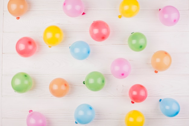 Free photo flat lay birthday composition with balloons