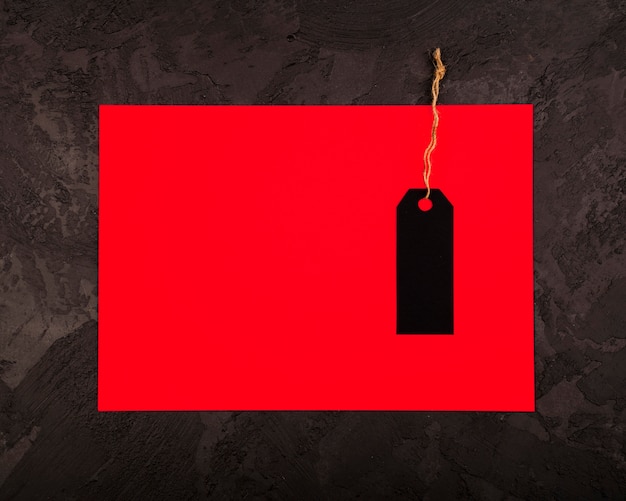 Плоская прокладка черной метки на красной бумаге