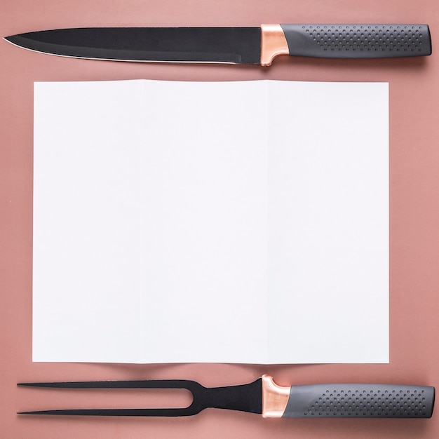 Piatto lay di carta menu vuoto con coltello e forchetta