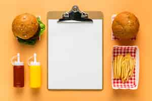 Foto gratuita piatto lay di menu vuoto con patatine fritte e hamburger