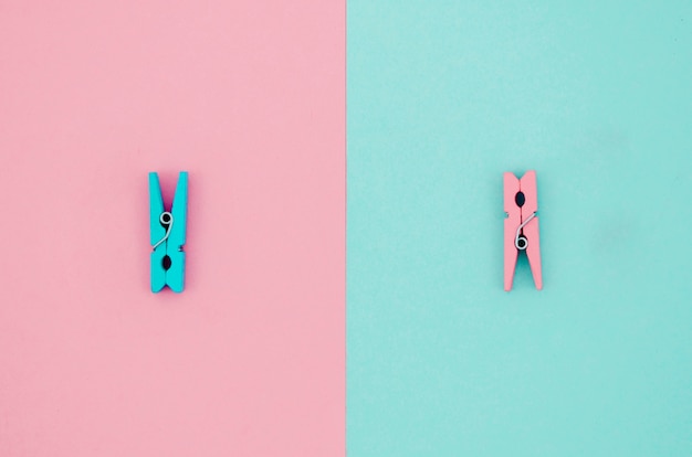 Flat-lay blue and pink clothes pins 