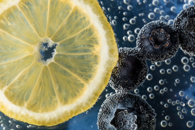 Free photo flat lay blueberries and lemon slice