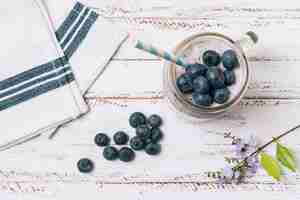 Free photo flat lay blueberry smoothie next to cloth