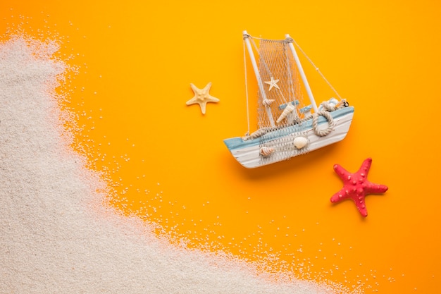 Free photo flat lay boat with beach concept