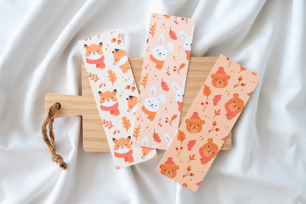 Free photo flat lay bookmarks on wooden board