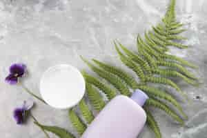 Free photo flat lay of bottle and body cream on marble background