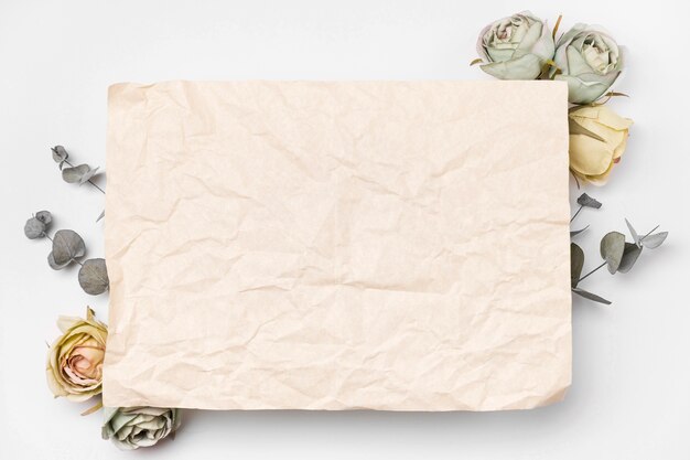 Плоский лежал букет из бумаги и розы с копией пространства