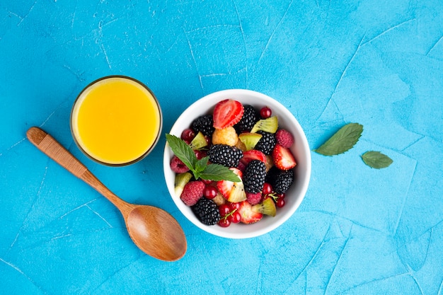 Плоская миска свежих ягод и фруктов с соком