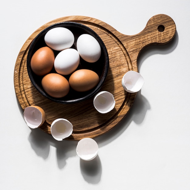 Free photo flat lay bowl with chicken eggs