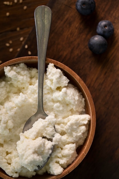 Foto gratuita ciotola piatta con formaggio gustoso