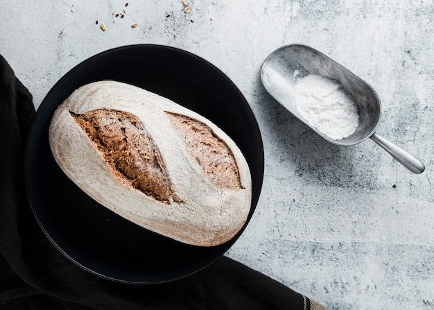 Free photo flat lay of bread on black plate