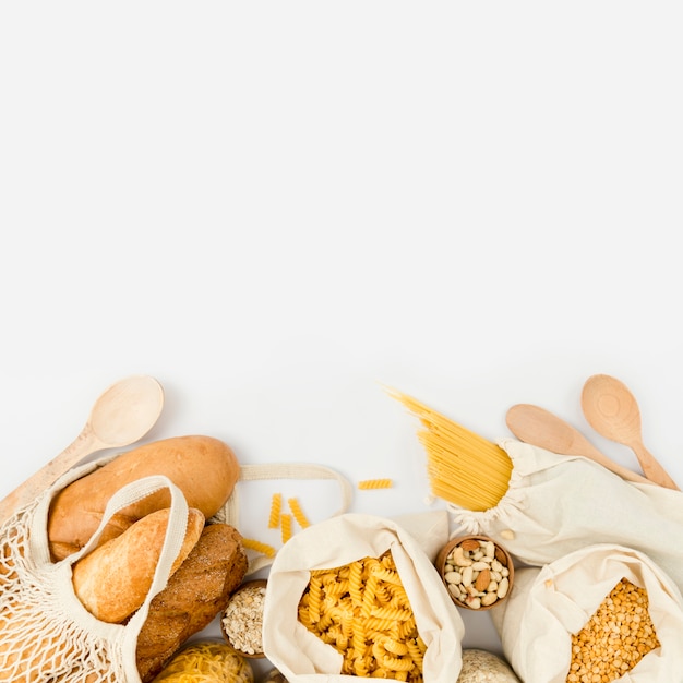 Плоский хлеб в многоразовой сумке с макаронами