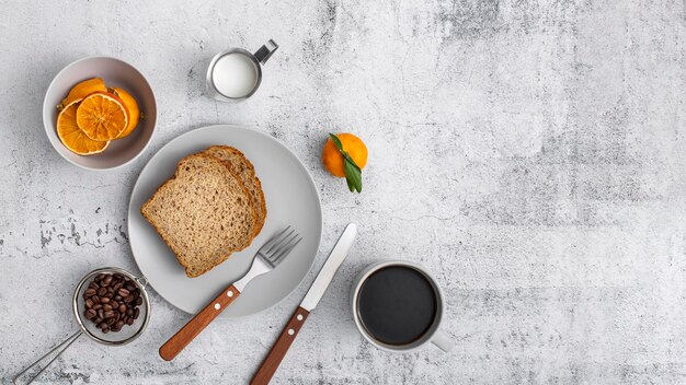 フラットレイアウトの朝食とコーヒーコピースペース