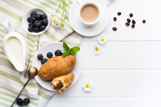 Foto gratuita composizione piatto colazione laica con copyspace