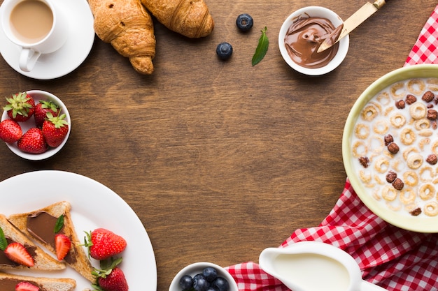 Foto gratuita composizione piatto colazione laica con copyspace