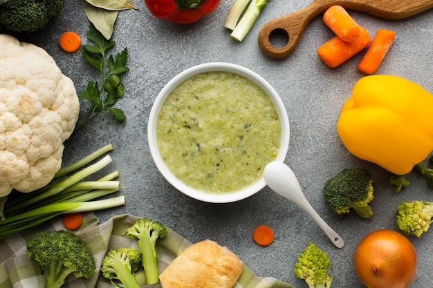 Foto gratuita zuppa di broccoli piatto con verdure miste