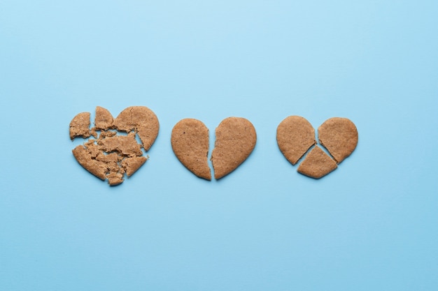Бесплатное фото Плоские лежали разбитые сердечки из печенья