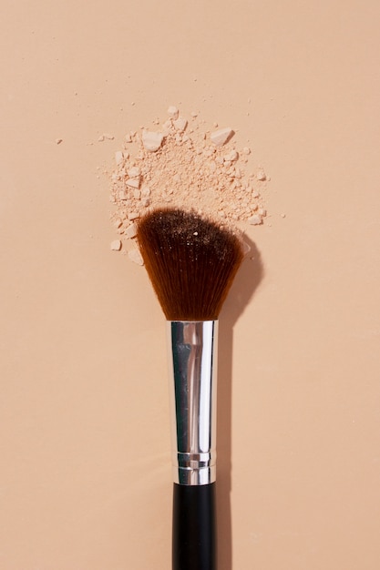 Free photo flat lay brush and powder foundation