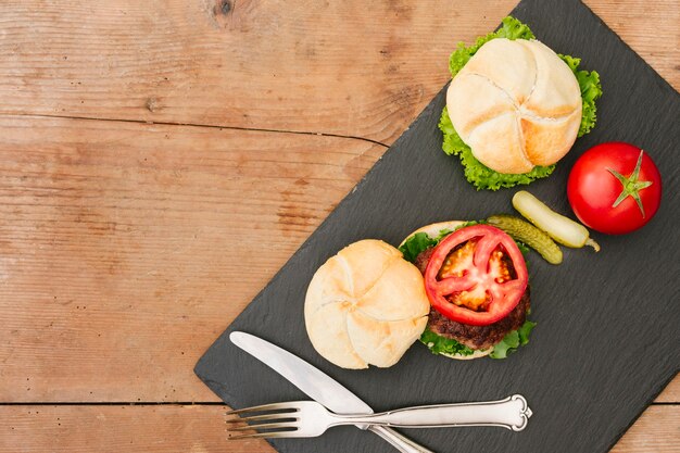 Free photo flat-lay burger on slate with copyspace