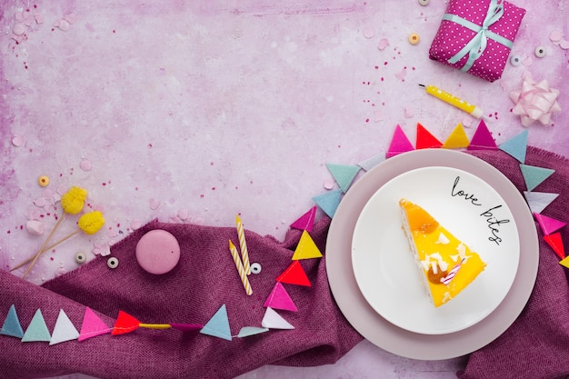 Free photo flat lay of cake slice on plate with present and copy space