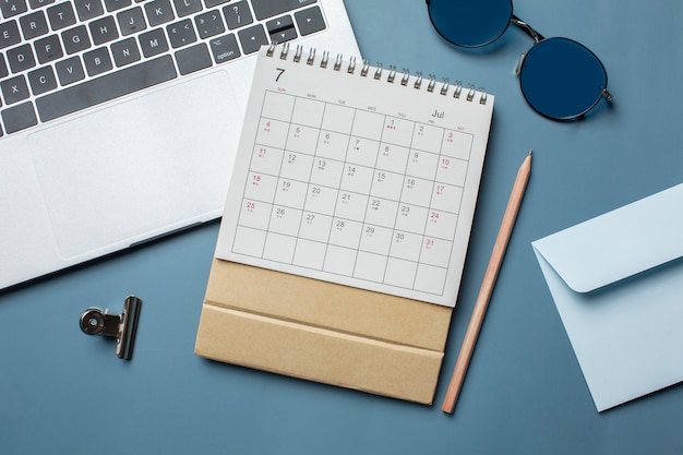 Плоский календарь и расположение ноутбука
