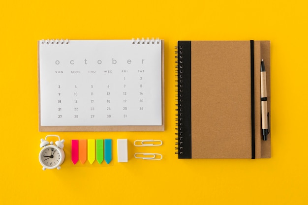 Free photo flat lay calendar and office accessories