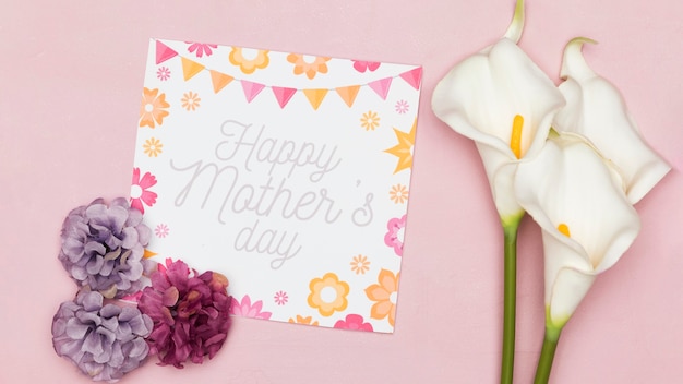 Foto gratuita disposizione piana della carta per la festa della mamma con i fiori