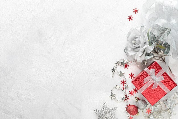 Плоская планировка праздничной новогодней композиции рождественские красные и серебряные украшения на белом фоне