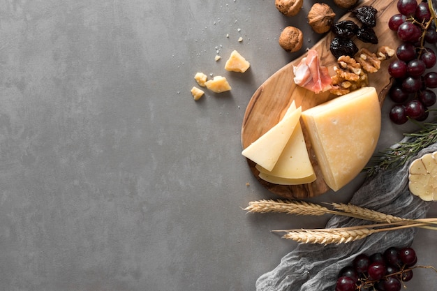 Free photo flat lay cheese arrangement with copy space