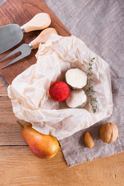 Foto gratuita formaggio piatto disteso a metà sul tavolo