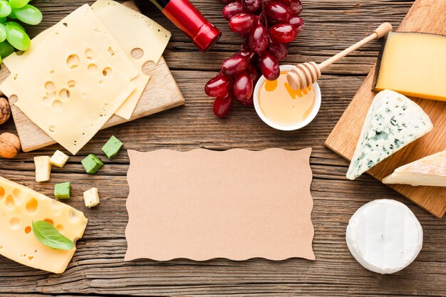 Плоская ложка сыра, смесь винограда и меда с чистым картоном