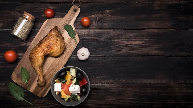 Foto gratuita pollo piano di disposizione sul bordo di legno ed ingredienti con copia-spazio