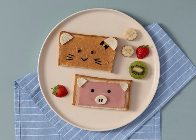平らな子供の食べ物を皿に置く